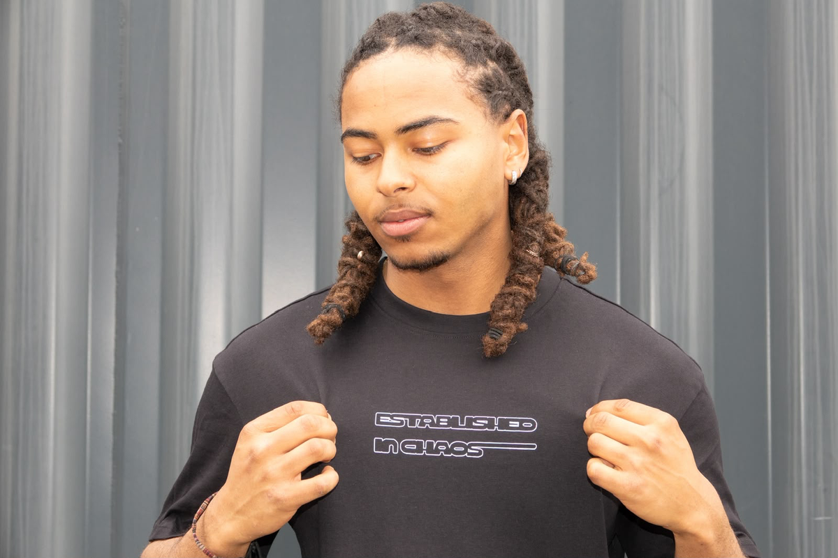 Tekmek Merch Shirt – Vorderansicht, Detail des weißen Brustmotivs