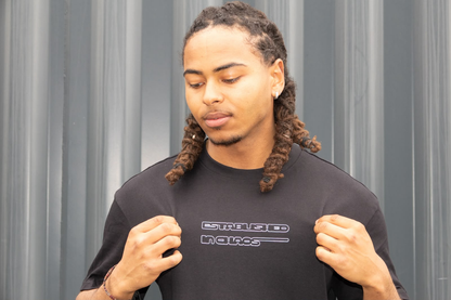 Tekmek Merch Shirt – Vorderansicht, Detail des weißen Brustmotivs