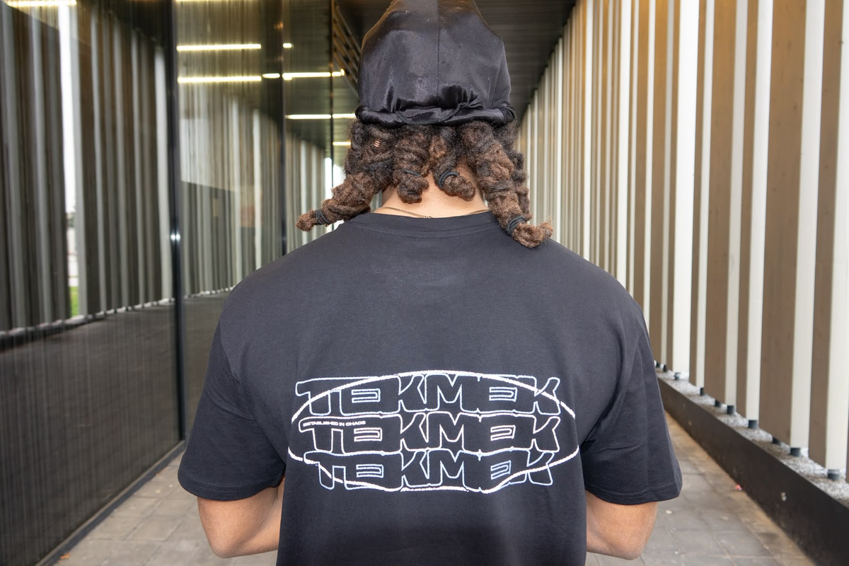 Tekmek Merch Shirt – Rückansicht mit großem weißem TEKMEK-Schriftmotiv