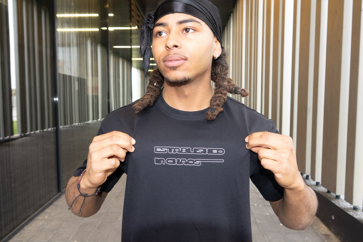 Tekmek Merch Shirt – Vorderansicht mit kleinem weißem Brustmotiv